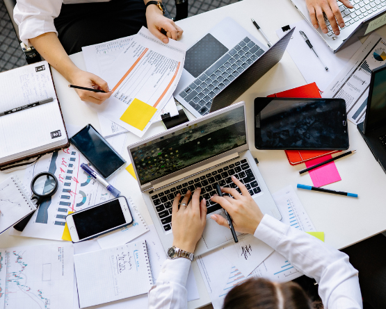 Personal de marketing realizando trabajos en equipo